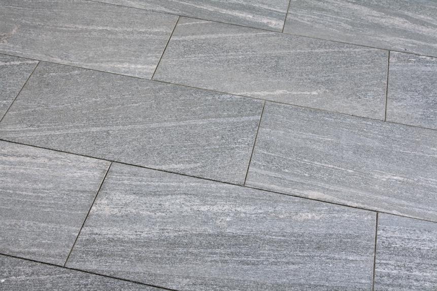 Terrassenplatten Gneis "BIANKA" (silbergrau-liniert)