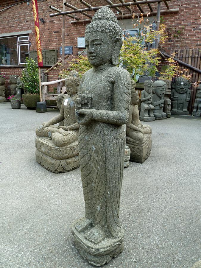 Stehender Buddha, Indien, Naturstein (Basanit) Steinmetzarbeit, Höhe 120cm