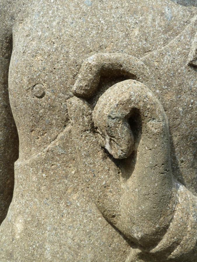 Stehender Buddha, Naturstein (Basanit) Steinmetzarbeit, Höhe 175cm