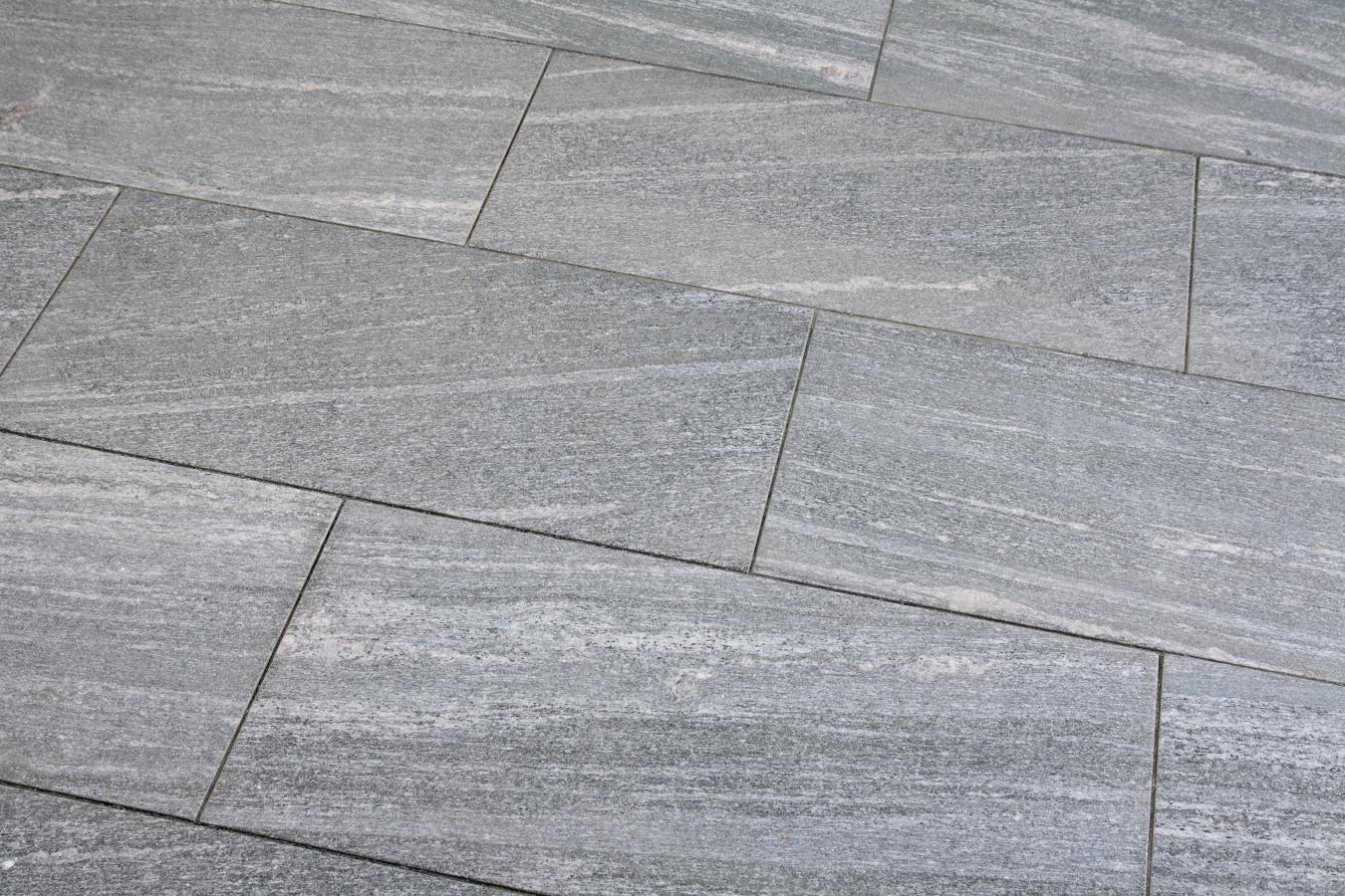 Terrassenplatten Gneis "BIANKA" (silbergrau-liniert)