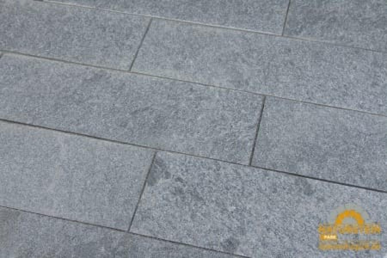 Terrassenplatten Gneis "MAGGIA" (dunkel- bis hellgrau)