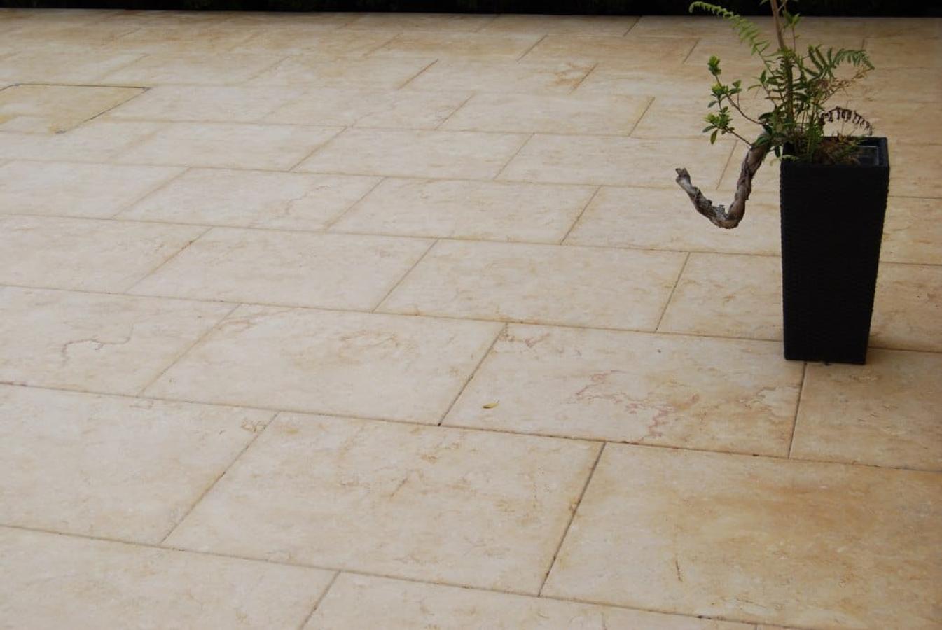 Terrassenplatten Kalkstein "SINDBAD ELEGANCE" (creme-gelb) OF gebürstet