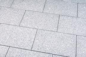 Preview: Terrassenplatten Granit "BRISTOL" (hellgrau)  -geflammt-