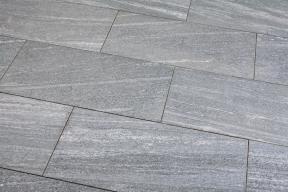Preview: Terrassenplatten Gneis "BIANKA" (silbergrau-liniert)